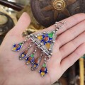 Fibulă etnică Kabyle ' Ibzimen ', manufacturată în din argint emailat și coral natural | triburile Benni Yenni - Algeria | prima jumătate a sec. XX