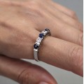 Rafinat inel vintage "Classic Five-Stone" din aur alb 18k cu diamante și safire naturale | cca. 1970