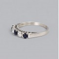 Rafinat inel vintage "Classic Five-Stone" din aur alb 18k cu diamante și safire naturale | cca. 1970