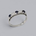 Rafinat inel vintage "Classic Five-Stone" din aur alb 18k cu diamante și safire naturale | cca. 1970