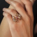 Remarcabil inel retro „Bow” manufacturat în aur 18k și 12k cu rubine și diamante naturale | atelier Napoli cca. 1945 - 1955 