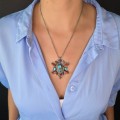 Colier din argint torsadat, accesorizat cu o remarcabilă amuletă sino-tibetană Mandala manufacturată în argint decorată cu turcoaz natural himalayan, coral și sodalit | Nepal cca. 1970