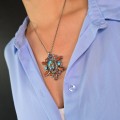 Colier din argint torsadat, accesorizat cu o remarcabilă amuletă sino-tibetană Mandala manufacturată în argint decorată cu turcoaz natural himalayan, coral și sodalit | Nepal cca. 1970