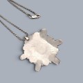 Colier din argint torsadat, accesorizat cu o remarcabilă amuletă sino-tibetană Mandala manufacturată în argint decorată cu turcoaz natural himalayan, coral și sodalit | Nepal cca. 1970
