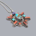 Colier din argint torsadat, accesorizat cu o remarcabilă amuletă sino-tibetană Mandala manufacturată în argint decorată cu turcoaz natural himalayan, coral și sodalit | Nepal cca. 1970