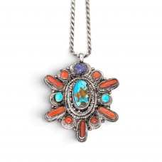 Colier din argint torsadat, accesorizat cu o remarcabilă amuletă sino-tibetană Mandala manufacturată în argint decorată cu turcoaz natural himalayan, coral și sodalit | Nepal cca. 1970