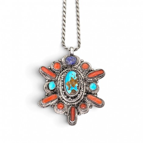 Colier din argint torsadat, accesorizat cu o remarcabilă amuletă sino-tibetană Mandala manufacturată în argint decorată cu turcoaz natural himalayan, coral și sodalit | Nepal cca. 1970