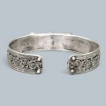 Impresionantă brățară cuff etnică sino-tibetană manufacturată în argint, decorată cu lapis lazuli natural și coral Sherpa | Nepal cca. 1970