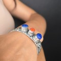 Impresionantă brățară cuff etnică sino-tibetană manufacturată în argint, decorată cu lapis lazuli natural și coral Sherpa | Nepal cca. 1970