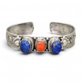 Impresionantă brățară cuff etnică sino-tibetană manufacturată în argint, decorată cu lapis lazuli natural și coral Sherpa | Nepal cca. 1970