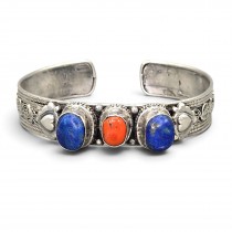 Impresionantă brățară cuff etnică sino-tibetană manufacturată în argint, decorată cu lapis lazuli natural și coral Sherpa | Nepal cca. 1970