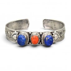Impresionantă brățară cuff etnică sino-tibetană manufacturată în argint, decorată cu lapis lazuli natural și coral Sherpa | Nepal cca. 1970