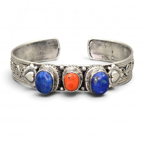 Impresionantă brățară cuff etnică sino-tibetană manufacturată în argint, decorată cu lapis lazuli natural și coral Sherpa | Nepal cca. 1970