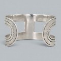 Brățară statement Romanian Heritage manufacturată în argint, decorată prin gravare cu motive geometrice din repertoriul etnografic românesc | creație de atelier ArtAntik - bijuterie unicat