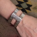 Brățară statement Romanian Heritage manufacturată în argint, decorată prin gravare cu motive geometrice din repertoriul etnografic românesc | creație de atelier ArtAntik - bijuterie unicat