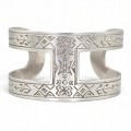 Brățară statement Romanian Heritage manufacturată în argint, decorată prin gravare cu motive geometrice din repertoriul etnografic românesc | creație de atelier ArtAntik - bijuterie unicat