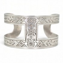 Brățară statement Romanian Heritage manufacturată în argint, decorată prin gravare cu motive geometrice din repertoriul etnografic românesc | creație de atelier ArtAntik - bijuterie unicat