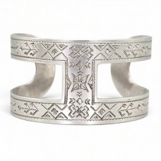 Brățară statement Romanian Heritage manufacturată în argint, decorată prin gravare cu motive geometrice din repertoriul etnografic românesc | creație de atelier ArtAntik - bijuterie unicat