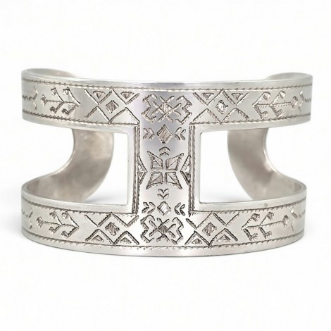 Brățară statement Romanian Heritage manufacturată în argint, decorată prin gravare cu motive geometrice din repertoriul etnografic românesc | creație de atelier ArtAntik - bijuterie unicat