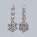 Eleganți cercei candelabru în manieră Art Deco din argint, decorați cu granate naturale și incrustații de marcasite | cca. 1970