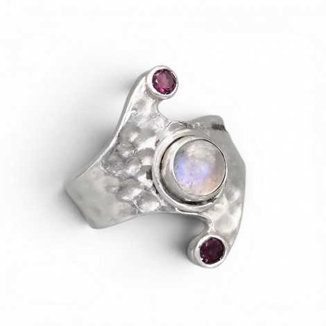 Inel modernist de perioadă mid-century manufacturat în argint martelat, decorat cu piatră a lunii și granate almandin purpurii | cca. 1970