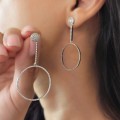 Rafinați cercei statement Minimalist Luxury din argint rodiat, decorați cu micro-pavé de zirconii cubic | design contemporan 2026