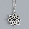 Colier din argint accesorizat cu pandant amuletic Mandala, manufacturat în argint și safire naturale | India