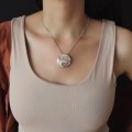 Colier cu pandant statement manufacturat în argint decorat cu mozaic de sidefuri naturale iridescente | preloved 