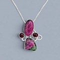 Colier statement din argint, accesorizat cu un spectaculos pandant artizanal Studio Jewelry, manufacturat în argint cu rubin în zoisit și granate naturale | preloved