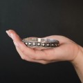 Veche brățară magrebiană, tip bangle, manufacturată în argint, cu decor tradițional în relief și patină naturală | Maroc - perioada Protectoratului Francez | cca. 1930