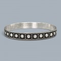 Veche brățară magrebiană, tip bangle, manufacturată în argint, cu decor tradițional în relief și patină naturală | Maroc - perioada Protectoratului Francez | cca. 1930