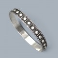 Veche brățară magrebiană, tip bangle, manufacturată în argint, cu decor tradițional în relief și patină naturală | Maroc - perioada Protectoratului Francez | cca. 1930