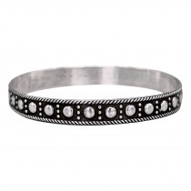 Veche brățară magrebiană, tip bangle, manufacturată în argint, cu decor tradițional în relief și patină naturală | Maroc - perioada Protectoratului Francez | cca. 1930