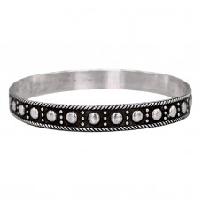 Veche brățară magrebiană, tip bangle, manufacturată în argint, cu decor tradițional în relief și patină naturală | Maroc - perioada Protectoratului Francez | cca. 1930