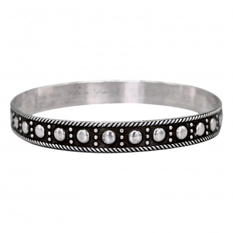 Veche brățară magrebiană, tip bangle, manufacturată în argint, cu decor tradițional în relief și patină naturală | Maroc - perioada Protectoratului Francez | cca. 1930