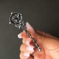  Inedită broșă bavareză / ac de pălărie din argint în manieră neobaroque, specifică accesoriilor tradiționale germane Trachtenschmuck | atelier Blachian Antik Schmuck | Germania cca. 1950