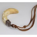 vechi colier cu impozanta amuleta indoneziana - colt de porc Babirusa 