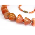 Vechi colier cu anturaje de carnelian african 