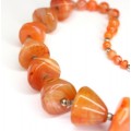 Vechi colier cu anturaje de carnelian african 