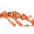 Vechi colier cu anturaje de carnelian african 