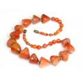 Vechi colier cu anturaje de carnelian african 