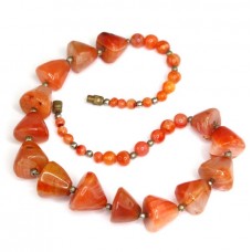 Vechi colier cu anturaje de carnelian african  Vechi colier cu anturaje de carnelian african