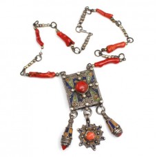 Vechi colier tribal Kabyle cu amuleta Hirz - argint si coral - cca 1900 Algeria Vechi colier tribal Kabyle cu amuleta Hirz - argint si coral - cca 1900 Algeria