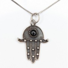 Colier fin cu amuleta Hamsa - argint patinat si onix negru - Egipt Colier fin cu amuleta Hamsa - argint patinat si onix negru - Egipt