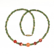 Vechi si rafinat colier cu anturaje de jad verde si agate carnelian - China cca.1920