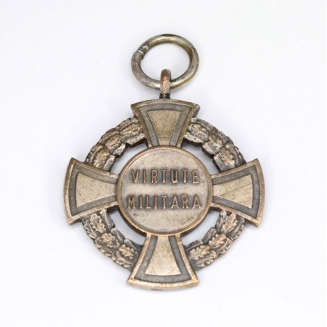 Decorație regalistă: Ordinul " Crucea Virtutea Militară " model 1880 . Carol I