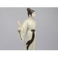 Rafinată statuetă din porțelan, în stil Jingdezhen | Curtezană | China cca.1970