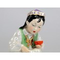 Veche statuetă orientalizată | " Fetiță uigură servind ceaiul " | porțelan Ayaebo - Rusia | 1956