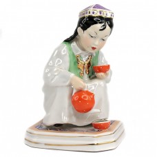 Veche statuetă orientalizată | " Fetiță uigură servind ceaiul " | porțelan Ayaebo - Rusia | 1956 Veche statuetă orientalizată | " Fetiță uigură servind ceaiul " | porțelan Ayaebo - Rusia | 1956