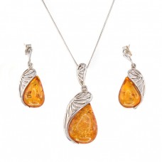 Set de bijuterii din argint și chihlimbar natural | cercei & colier cu pandant | Amber Waves | Polonia  Set de bijuterii din argint și chihlimbar natural | cercei & colier cu pandant | Amber Waves | Polonia